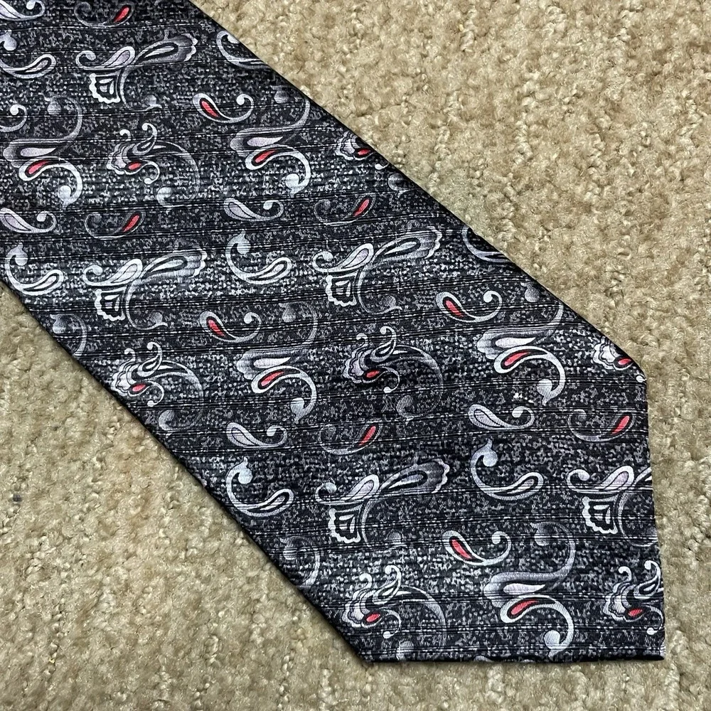 Jhane Barnes Men's Necktie Black Gray Paisley 100% Silk Business‎ Old Money